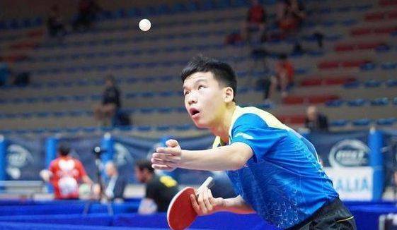 全红婵18岁成年生日，全爸全妈齐唱生日歌，穿拖鞋身后背景瞩目.